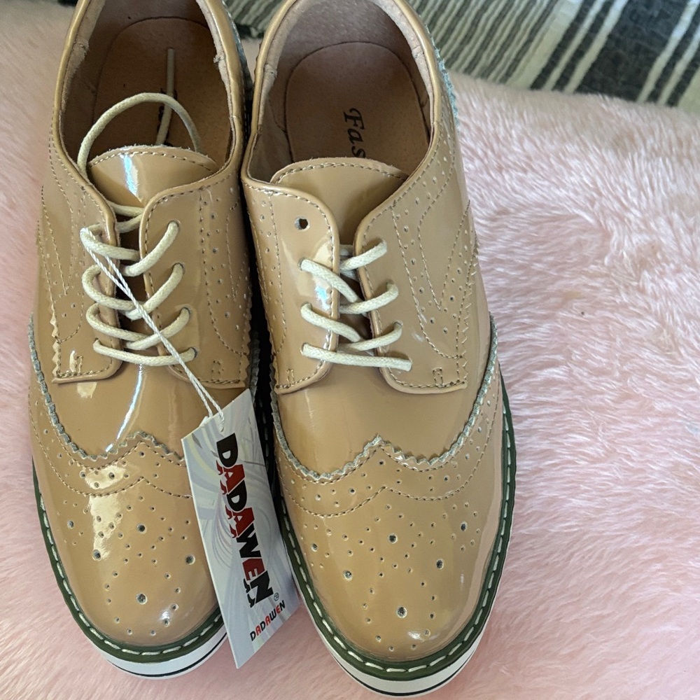 Fashion Beige Patent Leather Wingtip Derby with Green-Trim Sole
